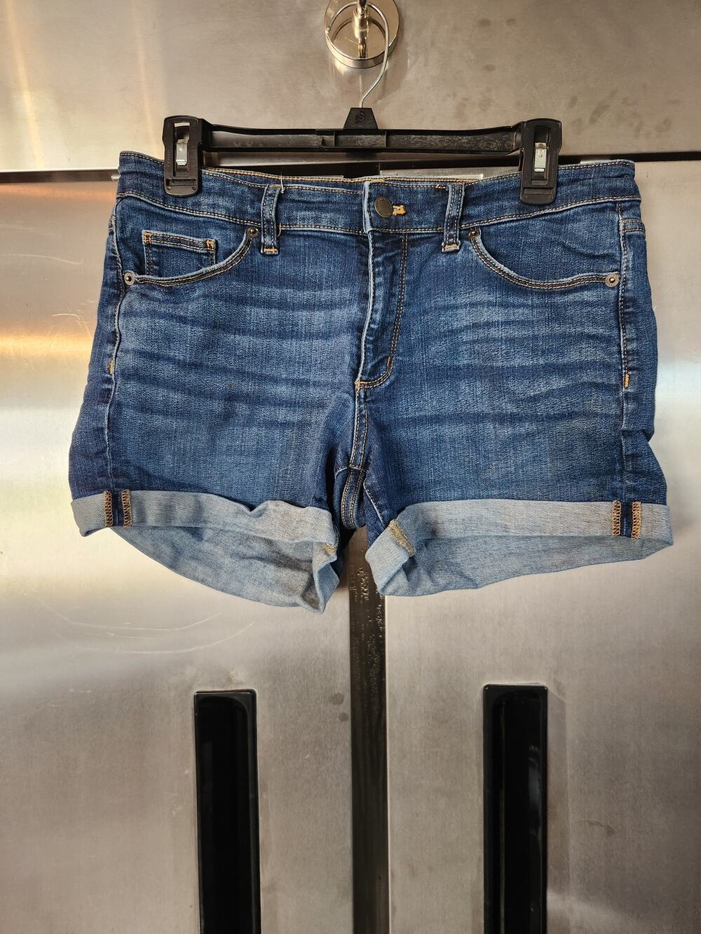 Universal Thread Womens Cuffed Denim Shorts Size 8 | Medium Wash Mid Rise